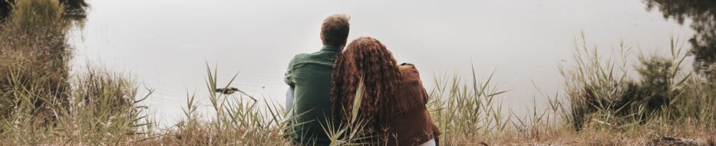 De huidige afbeelding heeft geen alternatieve tekst. De bestandsnaam is: back-view-couple-sitting-pond.jpg