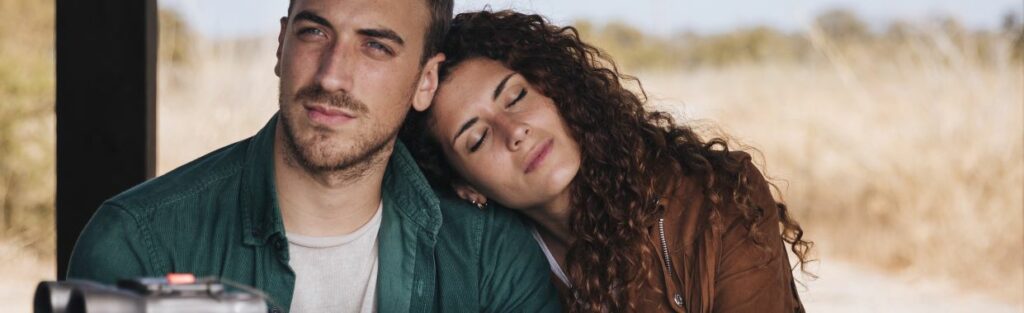 De huidige afbeelding heeft geen alternatieve tekst. De bestandsnaam is: front-view-couple-bird-watching-shelter.jpg