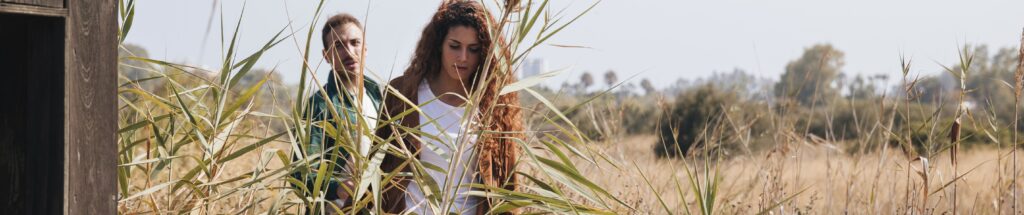 De huidige afbeelding heeft geen alternatieve tekst. De bestandsnaam is: front-view-couple-walking-wheat-field2-scaled.jpg