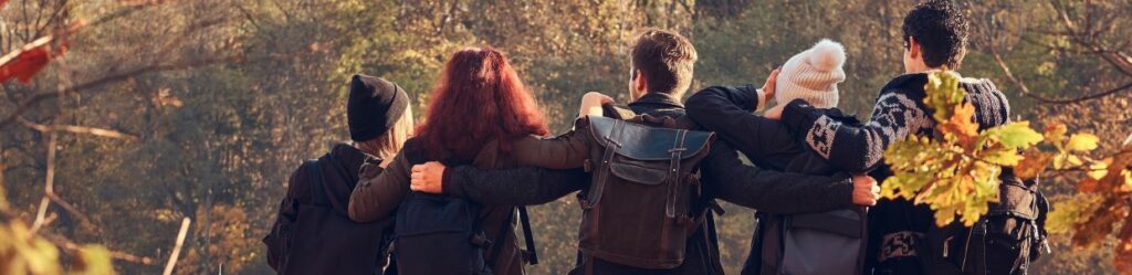 De huidige afbeelding heeft geen alternatieve tekst. De bestandsnaam is: travel-hiking-adventure-concept-back-view-young-friends-hugging-together-looking-lake-beautiful-autumn-forest.jpg